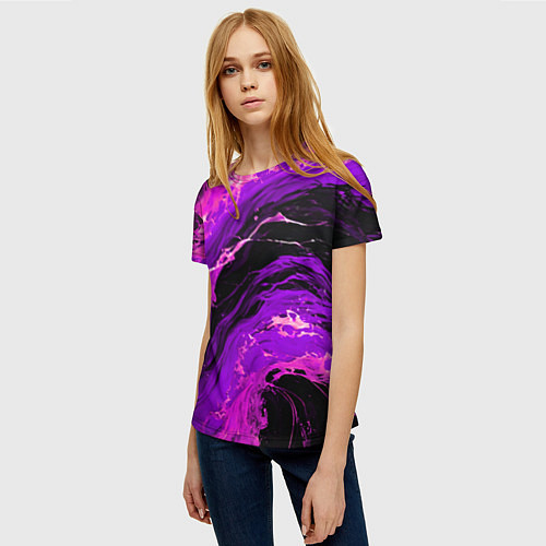 Женская футболка Фиолетовые брызги на чёрном фоне / 3D-принт – фото 3