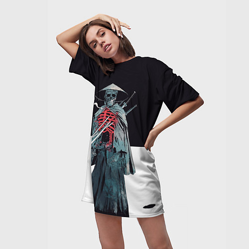 Женская длинная футболка Скелет Самурай с трубкой на черно белом фоне / 3D-принт – фото 3