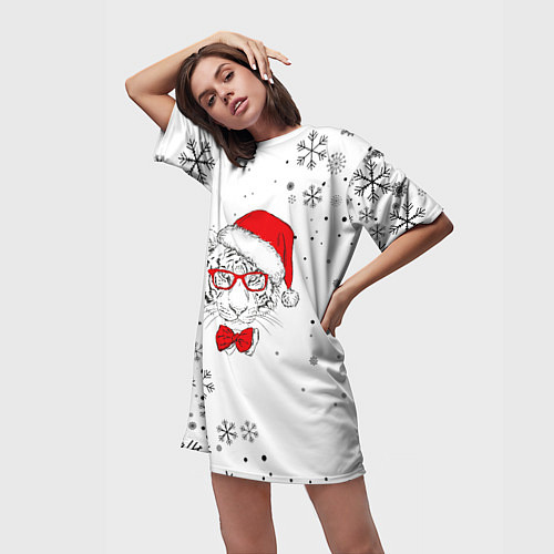 Женская длинная футболка Новогодний тигр летящие снежинки / 3D-принт – фото 3