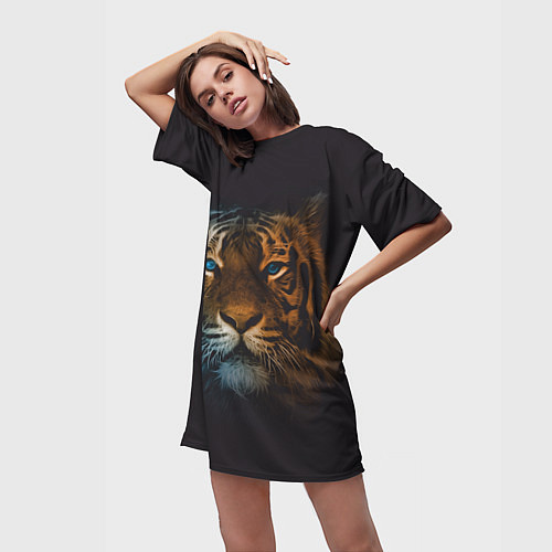 Женская длинная футболка Тигр с голубыми глазами / 3D-принт – фото 3
