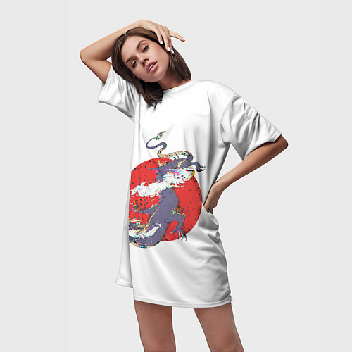 Женская длинная футболка Дракон на фоне красного солнца с эффектом глитча / 3D-принт – фото 3