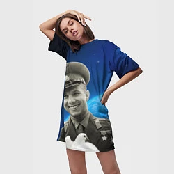 Футболка женская длинная Юрий Гагарин с голубем 3D, цвет: 3D-принт — фото 2