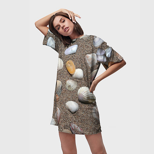 Женская длинная футболка Композиция из ракушек на песке / 3D-принт – фото 3