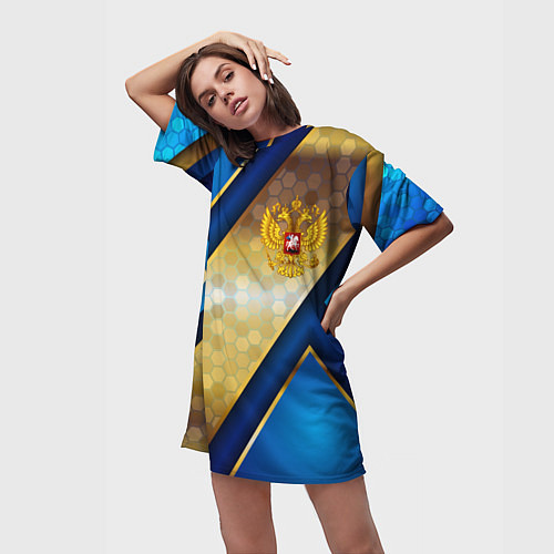 Женская длинная футболка Золотой герб России на синем объемном фоне / 3D-принт – фото 3