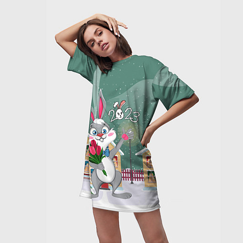 Женская длинная футболка Заяц с цветами новогодний / 3D-принт – фото 3