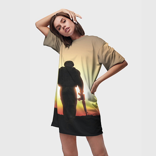 Женская длинная футболка Солдат на закате / 3D-принт – фото 3