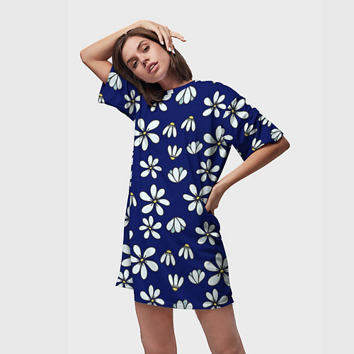 Женская длинная футболка Дудл ромашки на синем фоне - паттерн / 3D-принт – фото 3
