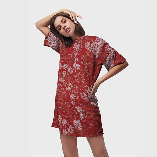 Женская длинная футболка Белые лепестки на красном фоне / 3D-принт – фото 3