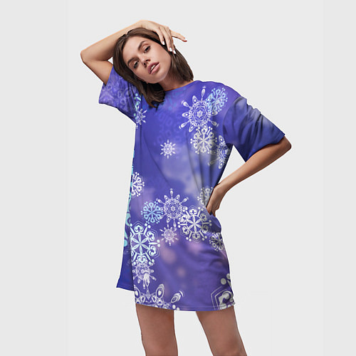 Женская длинная футболка Крупные снежинки на фиолетовом / 3D-принт – фото 3
