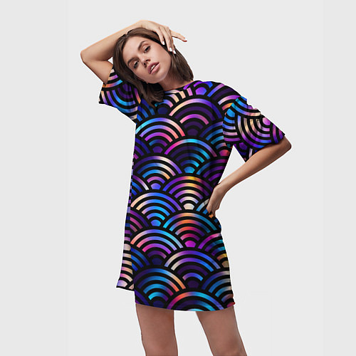Женская длинная футболка Разноцветные волны-чешуйки / 3D-принт – фото 3