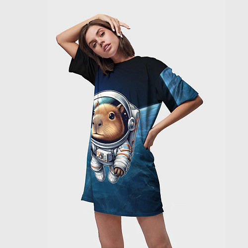 Женская длинная футболка Кроха капибара в космическом скафандре / 3D-принт – фото 3