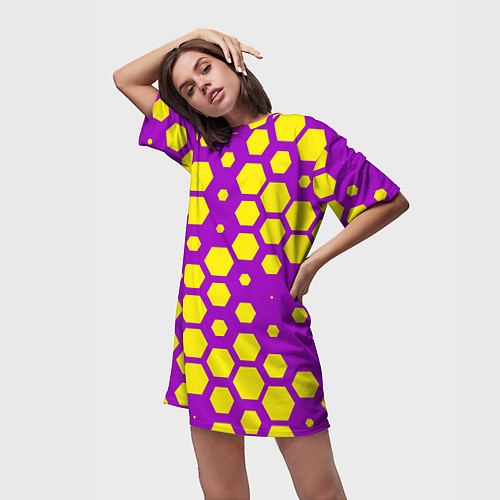 Женская длинная футболка Желтые соты на фиолетовом фоне / 3D-принт – фото 3