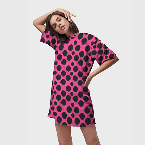 Женская длинная футболка Гороховый тренд черный на розовом фоне / 3D-принт – фото 3