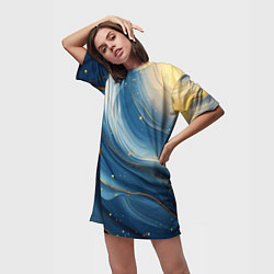 Футболка женская длинная Золотая волнистая текстура на синей ткани, цвет: 3D-принт — фото 2