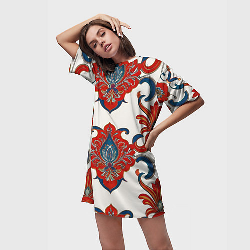 Женская длинная футболка Узор красно-синий на белом фоне / 3D-принт – фото 3