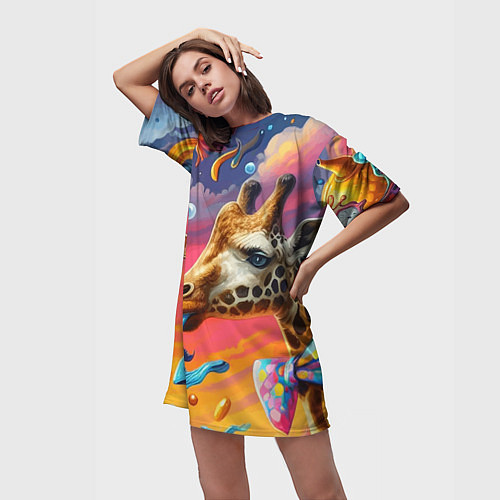 Женская длинная футболка Жираф в бабочке держит во рту рыбу - сюрреализм / 3D-принт – фото 3