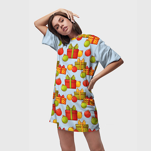 Женская длинная футболка Новогодний паттерн с подарками и ёлочными шариками / 3D-принт – фото 3