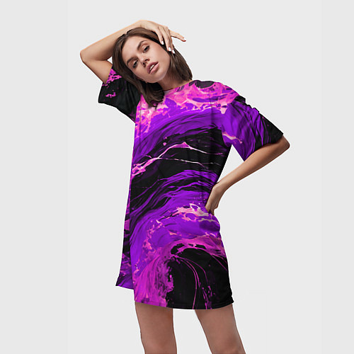 Женская длинная футболка Фиолетовые брызги на чёрном фоне / 3D-принт – фото 3