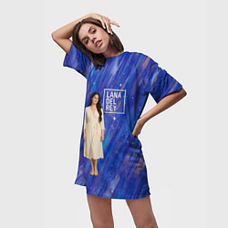 Футболка женская длинная Lana Del Rey в белом классическом платье на синем, цвет: 3D-принт — фото 2