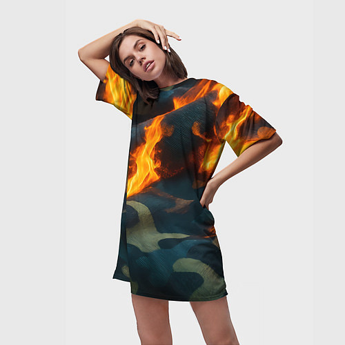 Женская длинная футболка Огонь на камуфляжной ткани / 3D-принт – фото 3