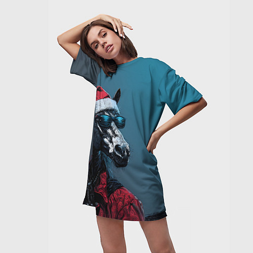 Женская длинная футболка Лошадь в новогоднем стиле / 3D-принт – фото 3