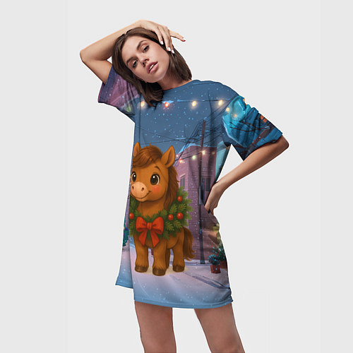 Женская длинная футболка Лошадка с новогоднем венком 2026 / 3D-принт – фото 3