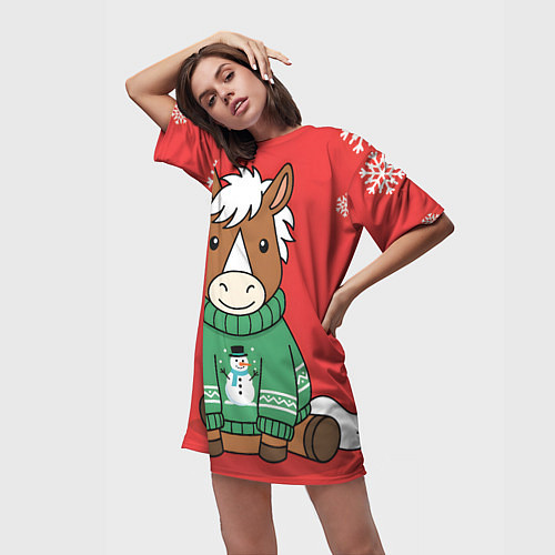 Женская длинная футболка Новогодняя лошадка в зеленом свитере / 3D-принт – фото 3