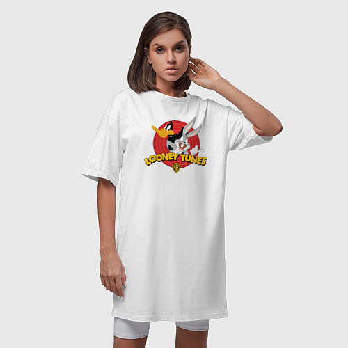 Женская футболка-платье Багз Банни и Даффи Дак / Белый – фото 3