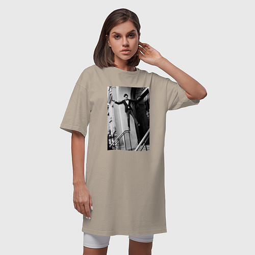 Женская футболка-платье Невероятный Том Хиддлстон / Миндальный – фото 3