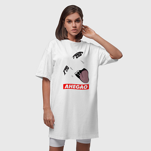 Женская футболка-платье Лицо ахегао с красным логотипом / Белый – фото 3