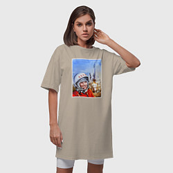 Футболка женская-платье Юрий Гагарин на космодроме, цвет: миндальный — фото 2