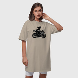 Футболка женская-платье Силуэт девушки на мотоцикле, цвет: миндальный — фото 2
