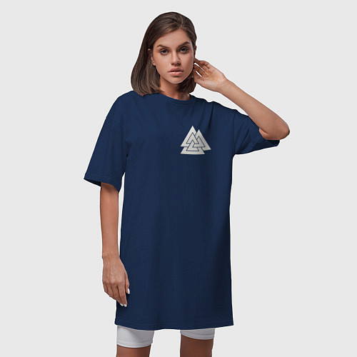 Женская футболка-платье Символ валькнут на груди / Тёмно-синий – фото 3