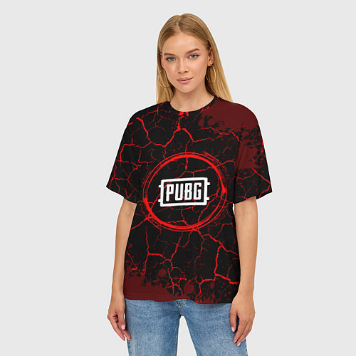 Женская футболка оверсайз Символ PUBG и краска вокруг на темном фоне / 3D-принт – фото 3
