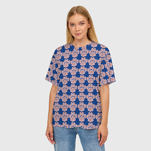Женская футболка оверсайз След собаки на синем фоне / 3D-принт – фото 3