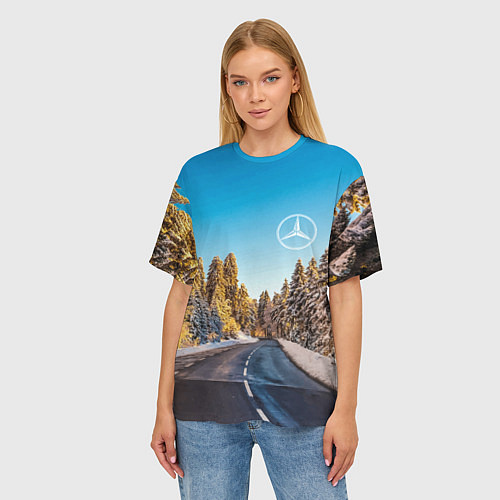Женская футболка оверсайз Мерседес - зимняя дорога через лес / 3D-принт – фото 3