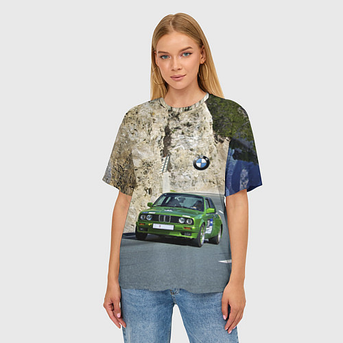 Женская футболка оверсайз Зелёная бэха на горной дороге / 3D-принт – фото 3