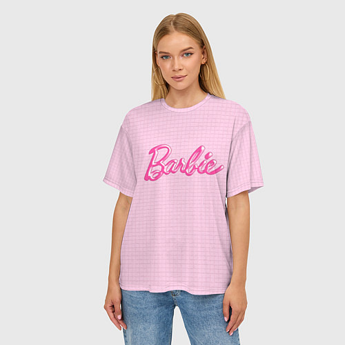 Женская футболка оверсайз Барби - логотип на клетчатом фоне / 3D-принт – фото 3