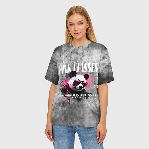 Женская футболка оверсайз Панда в розовых очках на сером фоне / 3D-принт – фото 3