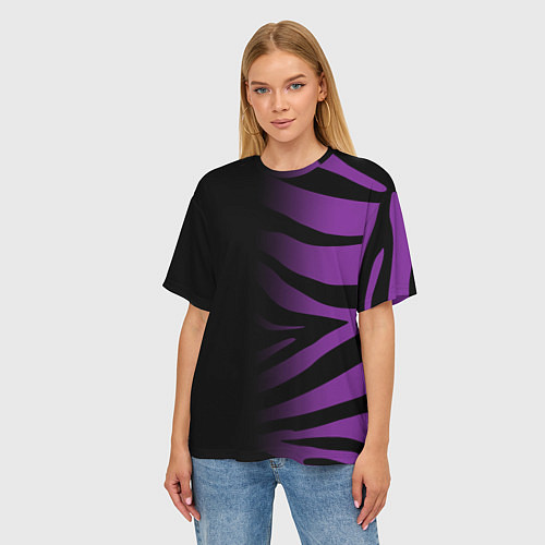 Женская футболка оверсайз Фиолетовый с черными полосками зебры / 3D-принт – фото 3