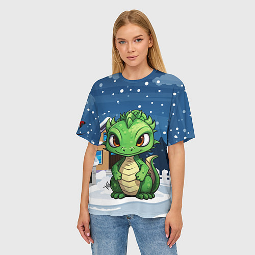 Женская футболка оверсайз Маленький зеленый новогодний дракон на фоне снега / 3D-принт – фото 3