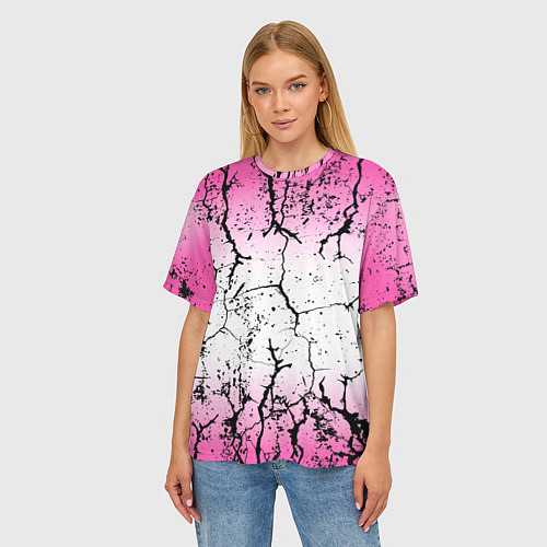 Женская футболка оверсайз Текстура чёрных трещин на розовом переливе / 3D-принт – фото 3