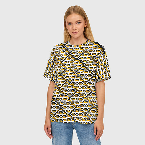 Женская футболка оверсайз Жёлто-белый узор на чёрном фоне / 3D-принт – фото 3