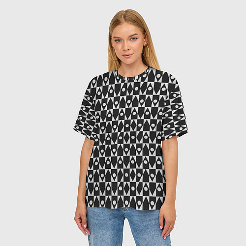 Женская футболка оверсайз Чёрно-белые ромбы и круги на чёрном фоне / 3D-принт – фото 3