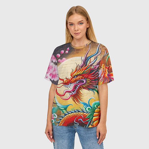 Женская футболка оверсайз Дракон на фоне солнца и сакуры - граффити / 3D-принт – фото 3