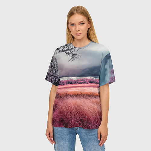 Женская футболка оверсайз Поле и деревья пейзаж - инфракрасный стиль / 3D-принт – фото 3