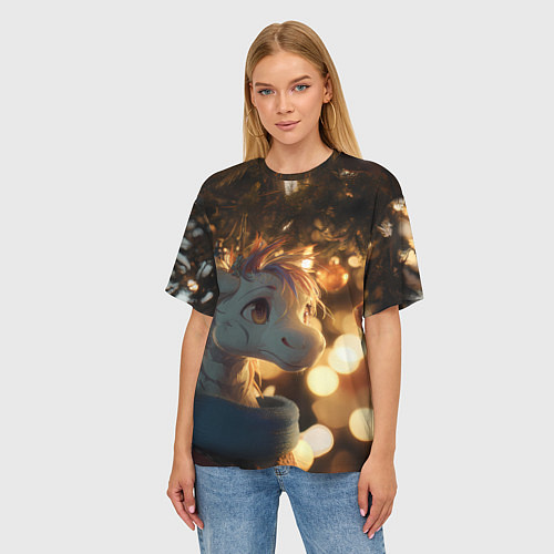 Женская футболка оверсайз Лошадка под новогодней елкой / 3D-принт – фото 3