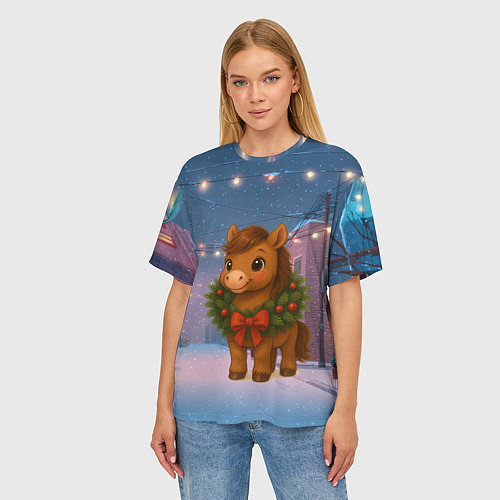 Женская футболка оверсайз Лошадка с новогоднем венком 2026 / 3D-принт – фото 3