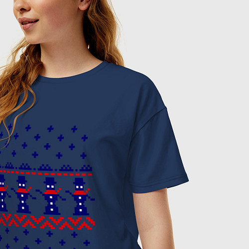 Женская футболка оверсайз Узор снеговики / Тёмно-синий – фото 3