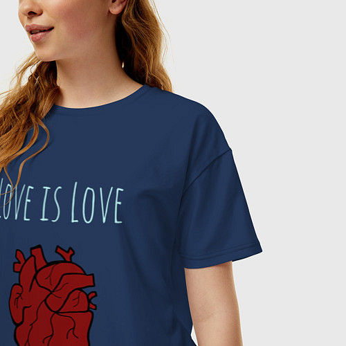 Женская футболка оверсайз Love Is Love / Тёмно-синий – фото 3